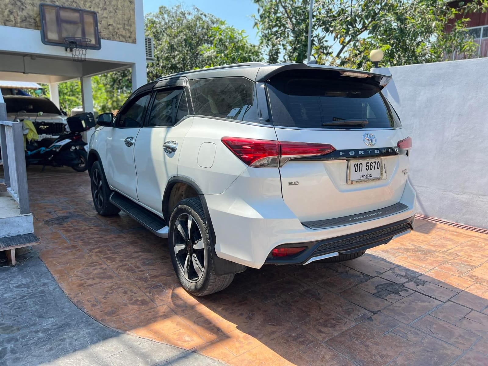 Car image 8